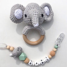 Lade das Bild in den Galerie-Viewer, Set Häkelrassel und Schnullerkette mit Namen Jungen -LITTLE FANTI SET- Elefant
