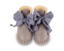 Lade das Bild in den Galerie-Viewer, Donsje Baby Schuhe PINA ORGANZA LINING Lilac Nubuck + Lavender Cotton
